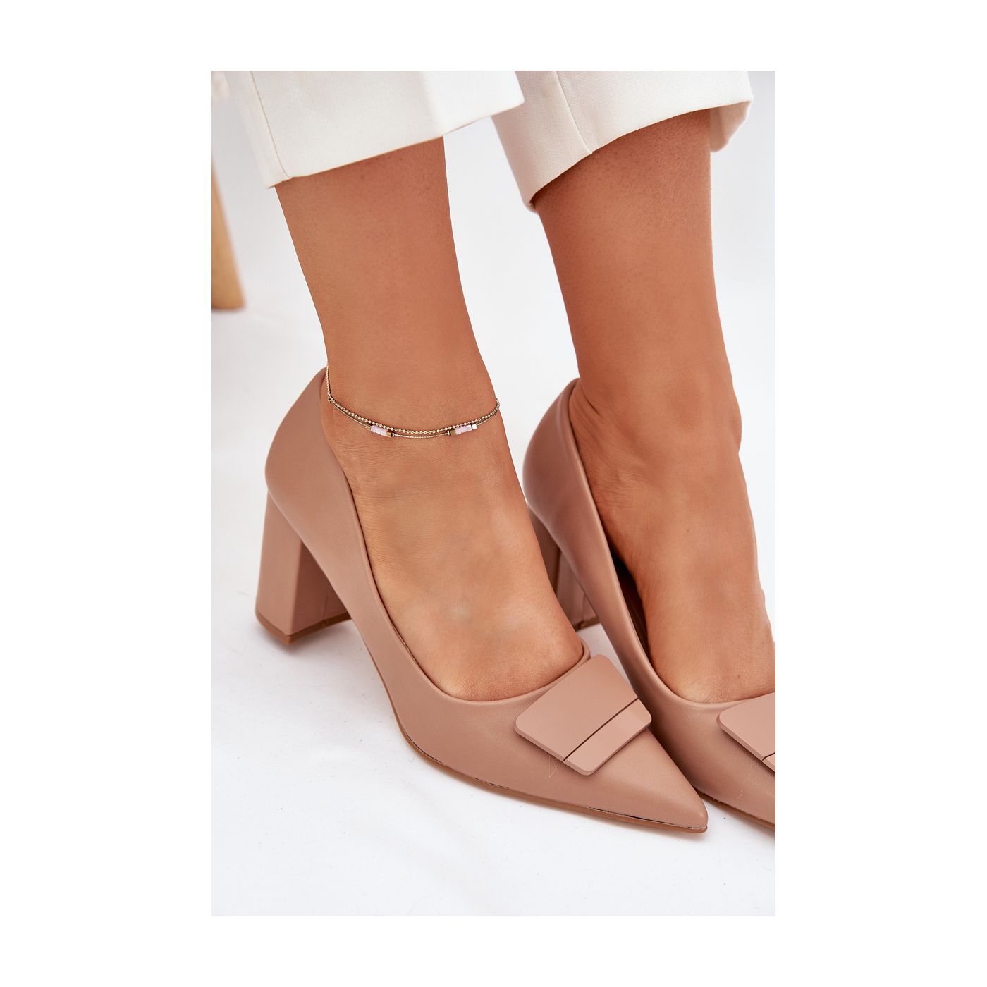 Escarpins à talons hauts de couleur beige avec boucle décorative - Nude - taille 36 - vue 7