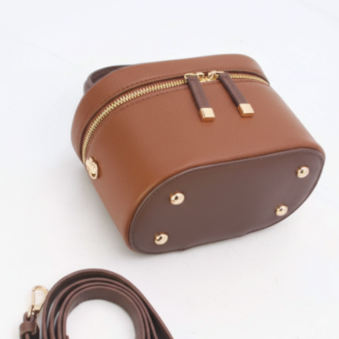 Joli sac à bandoulière réglable présente une fermeture zippée - Rouge - vue 3