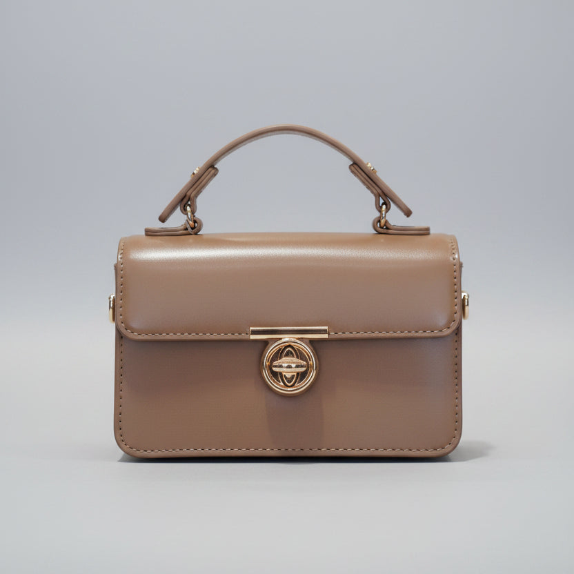Sac à main avec une bandoulière amovible et une fermeture dorée - Camel - taille 41